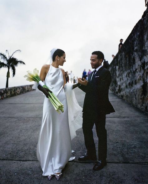 Obsessed with this bride’s bold ruffle veil and statement black gloves! 🖤✨ Create your own unforgettable look at The Bridal House, follow the link in our bio to shop similar items to create your bridal look. G&G x #wedding #bride #bridal #bridetobe #weddinggloves #bridalveil #veil #weddingaccesories #bridalaccessories #thebridalhouse Bride With Gloves, Wedding Accesories, Wedding Gloves, Wedding Black, Black Gloves, Bridal Look, Bridal Veil, Black Wedding, Bride Bridal