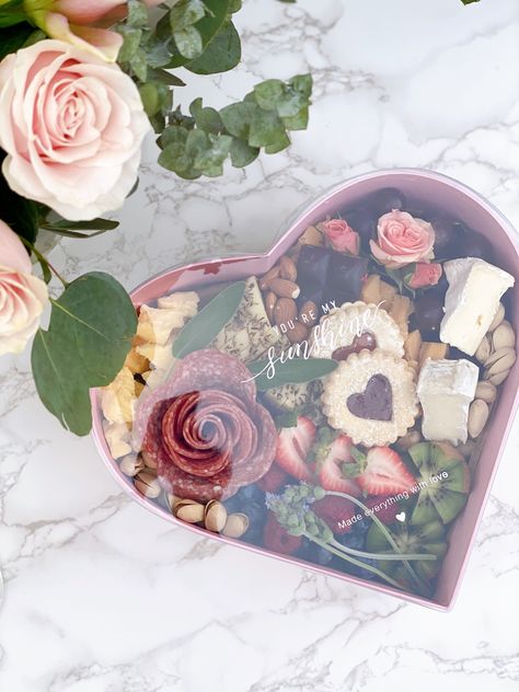 Valentines Graze Box Ideas, Mini Charcuterie Boxes Valentines, Charcuterie Board For Valentines Day, Charcuterie Valentines Day, Valentines Charcuterie Box Ideas, Galentines Charcuterie Board Ideas, Charcuterie Gift Box, Grazing Food, Valentines Party Food