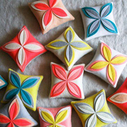 Felt Flower Sachets | Purl Soho Diy Flower Projects, Purl Bee, Diy Sewing Gifts, Diy Flores, Fleurs Diy, Crafts Sewing Patterns, Costura Diy, Felt Craft, Sparrows