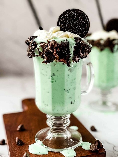 Chocolate Mint Milkshake, Mint Choc Chip Milkshake, Green Milkshake, Mint Drinks, Phyllo Rolls, Milkshake Aesthetic, Baklava Rolls, Mint Dessert, Mint Milkshake