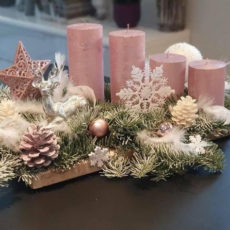 Christmas Pink And Gold, Pink And Silver Christmas Table, Pink Christmas Table Centerpieces, Pink And Gold Christmas Table Decor, Pink Gold Christmas Decor, Pink Christmas Table Decor, Rose Gold Christmas Table, Pink Christmas Table Setting, Diy Christmas Ornaments Rustic