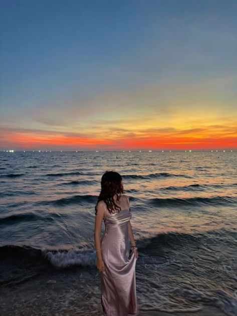 Pretty Beach Photos, Beach Pictures At Sunset, Sunset Posing Ideas, Long Dress On Beach, Vacation Pics Inspiration, Beach Pictures Picnic, Beach Aesthetic Picture Ideas, Sunset Birthday Photoshoot, Bday Beach Photoshoot