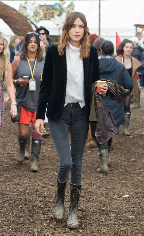 20 Style Tricks to Steal From the Effortlessly Cool Alexa Chung Alexa Chung 2014, Black Velvet Blazer Outfit, Velvet Jacket Outfit, Casual Jean Outfits, Black Blazer Outfits, Velvet Blazer Outfit, Glastonbury Fashion, Velvet Blazer Women, Kibbe Classic