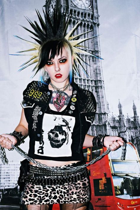 Punk Rock Fashion Women, Punk Girl Fashion, 80s Punk Fashion, Chicas Punk Rock, Punk Rock Girls, Chica Punk, Punk Subculture, Punk Fashion Diy, Punk Girls