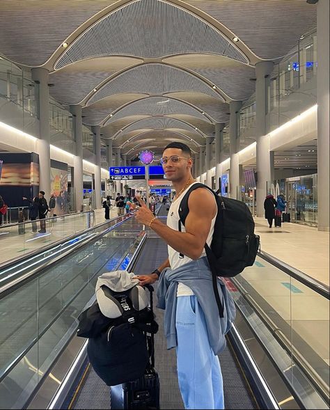 Airport Poses Instagram Men, Airport Photography Men, Airport Aesthetic Outfit Men, Airport Fit Men, Airport Fits Men, Mens Airport Outfit, Airport Photos Ideas, Mens Instagram Picture Ideas, Mens Airport Style