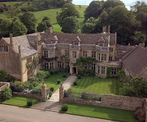 Castle House Exterior, Bloxburg Country House, English Manor Houses Country Estate, House In The Countryside, Cottage Mansion, English Country Manor, Country Manor House, Victorian Manor, Country Mansion