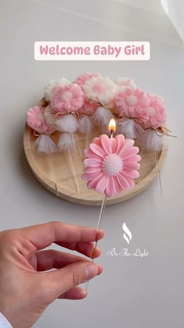 Bougie Baby Shower Ideas, Homade Candles, Candle Making Ideas, Candle Bouquet, Candle Shower Favors, Candles And Flowers, Candle Making Recipes, Welcome Baby Girl, Handmade Candles Diy