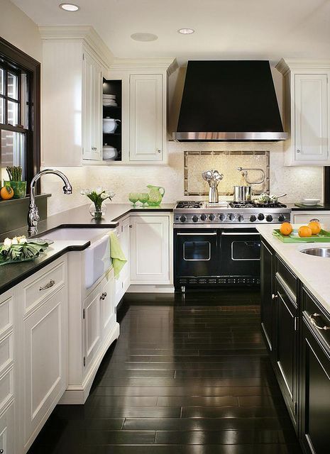 Black and white Black White Kitchen, Kabinet Dapur, Black Countertops, Dark Floors, Dark Wood Floors, Classic Kitchen, Dream Kitchens, Kitchen Remodel Idea, Counter Tops