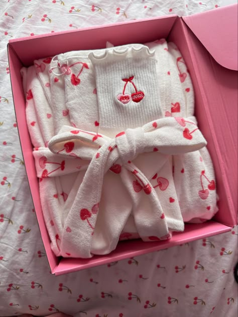 Pyjama Packaging Ideas, Pijama Set Aesthetic, Pajama Packaging, Cute Pyjamas Aestethic, Princess Pyjamas Aesthetic, Cute Pijamas Coquette, Djerf Aesthetic, خواتم خطوبة, Bridal Gift Wrapping Ideas