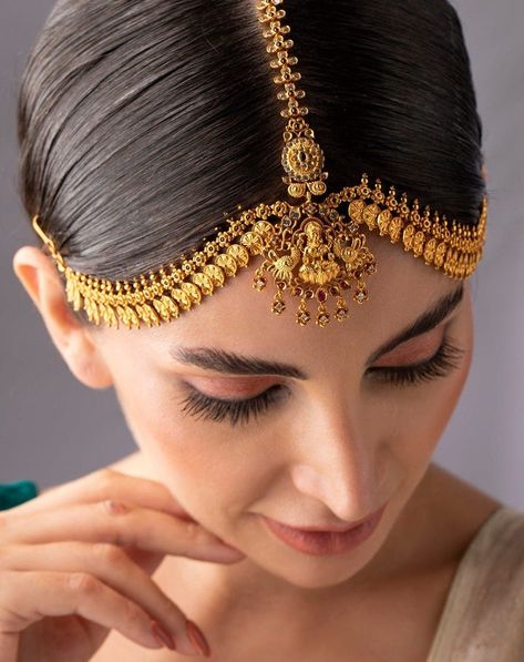 Maang Tika Gold Design, Mathapatti Hairstyles, Mangtika Jewellery Gold, Mangtika Designs, Gold Matha Patti, Brides Hairstyles, Tikka Jewelry, Maang Tika, Lehenga Jewellery