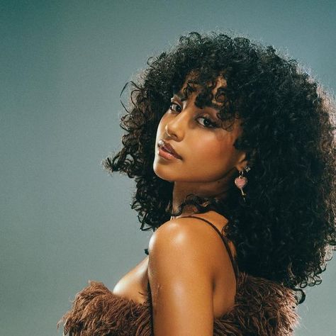 Tyla on Instagram: "Girl Next Door" Tyla On Instagram, Slick Behind The Ear Hair, Tyla Hair Curly, Tyla Water Singer, Tyla Water Makeup, Tyla Hairstyles Curly, Tyla Seethal Hairstyles, Tyla Water Performance, Water By Tyla Outfit