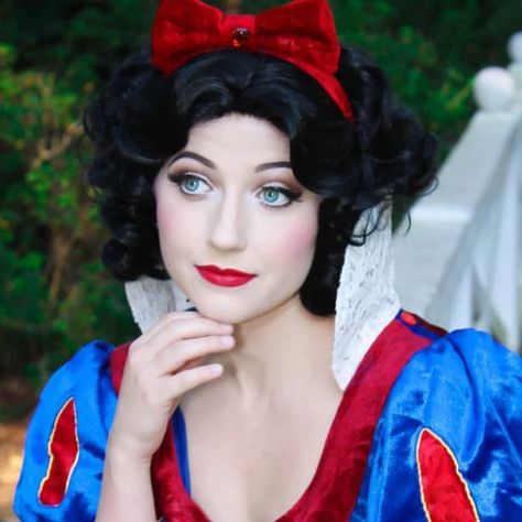 You can be the fairest of them all with this park spiral curled black Snow White Wig. Perfect to complete your costume or cosplay. Also great to use for parties. Fortune Goddess, Snow White Wig, Snow White Makeup, Snow White Sleeping, Black Snow White, Snow White Cosplay, Curl Wig, Snow White Prince, White Cosmo