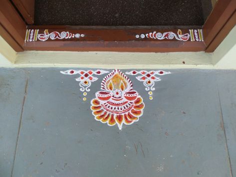 Vasal Kolam, Doorstep Rangoli, Simple And Easy Rangoli Designs, Motivational Stories In Tamil, Creative Rangoli Designs, Border Kolam, Simple And Easy Rangoli, Border Rangoli Designs, Diwali Rangoli Designs