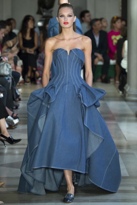 View the complete Carolina Herrera Spring 2017 Ready-to-Wear Collection from New York Fashion Week. Denim Wedding Dresses, Carolina Herrera Bridal, Runway Archive, Vestiti In Jeans, Denim Wedding, Look Jean, Mod Squad, Outfit Classy, Moda Jeans