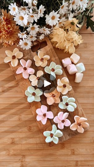 Flower Desserts Aesthetic, Flower Theme Desserts, Crispy Marshmallow Flowers, Marshmallow Flowers How To Make, Flower Marshmallows, Pastel Marshmallows, Marshmallow Flower Cupcakes, Marshmallow Flower, 17. Geburtstag