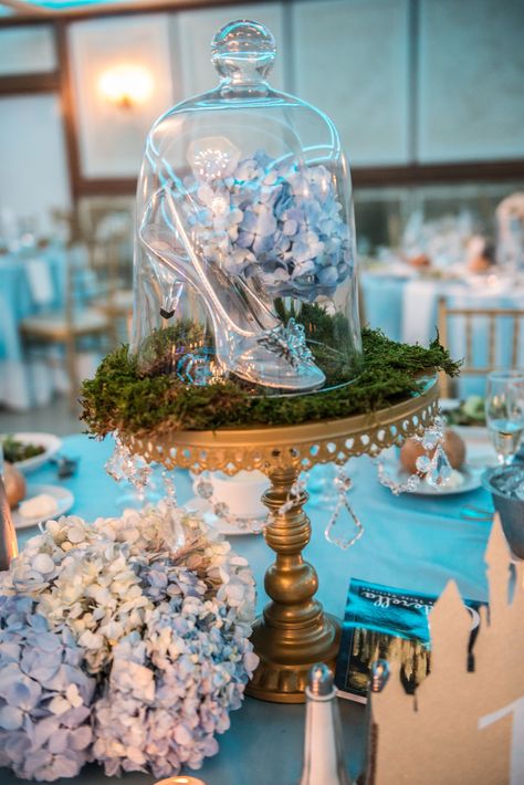 Cinderella Aesthetic Quinceanera, Cinderella Reception Ideas, Cinderella Table Setting, Cinderella Centerpiece Ideas Wedding, Rustic Cinderella Wedding, Disney Princess Theme Quinceanera, Ball Theme Quinceanera, Cinderella Dinner Party, Cinderella Table Decor