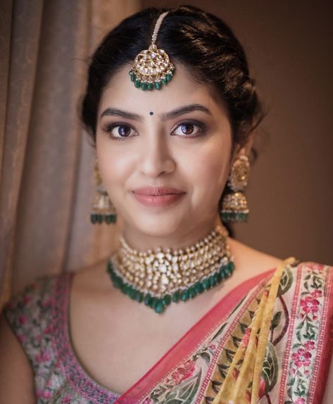 Telugu Bridal Jewellery, Saree With Kundan Jewellery, Maang Tika Hairstyle, Kundan Jewellery Bridal Wedding Bride, Papita Billa Designs Gold, Engagement Jewellery Indian, Papati Billa, Telugu Jewellery, Kalyan Jewellers