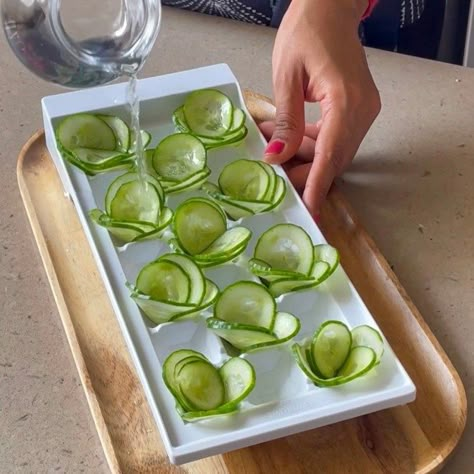 Home Hacks: How To Set Aesthetic Fruity & Floral Ice Cubes Edible Flower Ice Cubes, Frozen Fruit Ice Cubes, Aperol Ice Cubes, Decorative Ice Cubes Ideas, Fancy Ice Cubes Ideas, Pretty Ice Cubes, Gourmet Ice Cubes, Ice Molds Ideas, Festive Ice Cubes