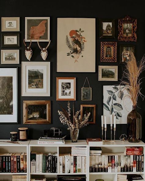 Lots Of Books, Perfect Gallery Wall, Eclectic Gallery Wall, Wall Decorating, Interior Design Per La Casa, Gallery Wall Inspiration, Gallery Wall Living Room, Framed Pictures, Corner Wall