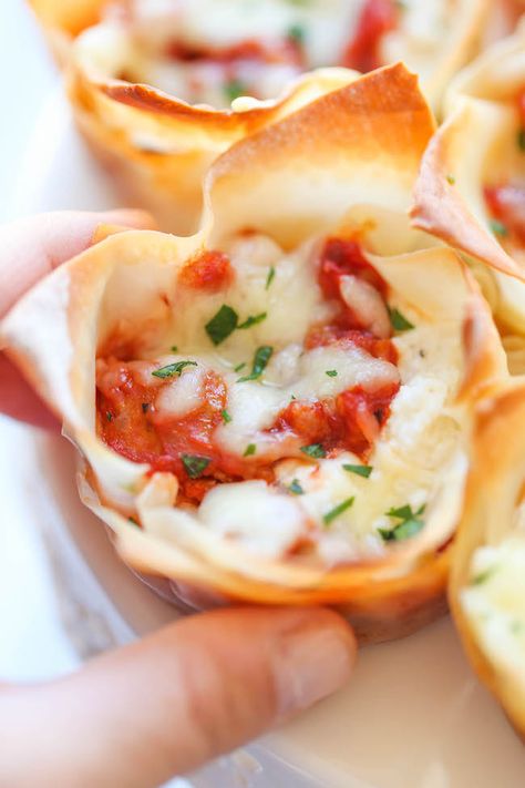 Mini Lasagna Cups - The easiest, simplest lasagna you will ever make, conveniently made into single-serving portions! Lasagna Bites, Mini Antipasti, Mini Lasagna, Lasagna Cups, Wonton Wrapper Recipes, Cheese Mozzarella, Wonton Cups, Won Ton, Wonton Recipes