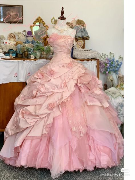 Princess Quinceanera Dress, Ball Gown Sweet 16, Gaun Abad Pertengahan, Quinceanera Dresses Pink, Pretty Quinceanera Dresses, Dress Ball Gown, Old Fashion Dresses, Theme Dress, Princess Ball Gowns