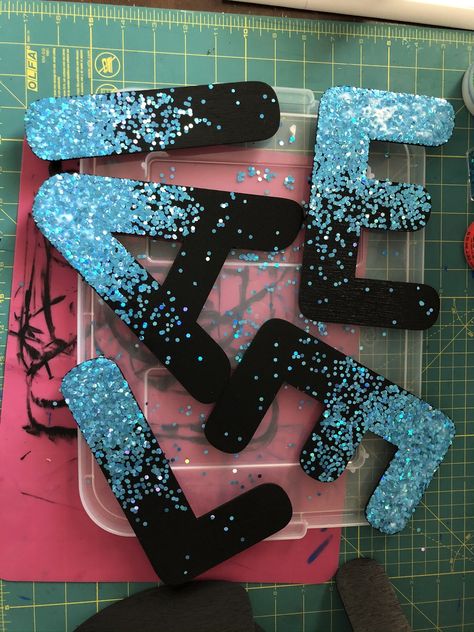 Decorating Cardboard Letters, How To Decorate Wooden Letters, Painting On Letters Wood, Diy Wood Letters Decor, Painting Initials Letters Diy, Painting Wood Letters Ideas, Wooden Letters Decorated Diy, Diy Wood Letters Paint Ideas, Painted Wood Letters Ideas