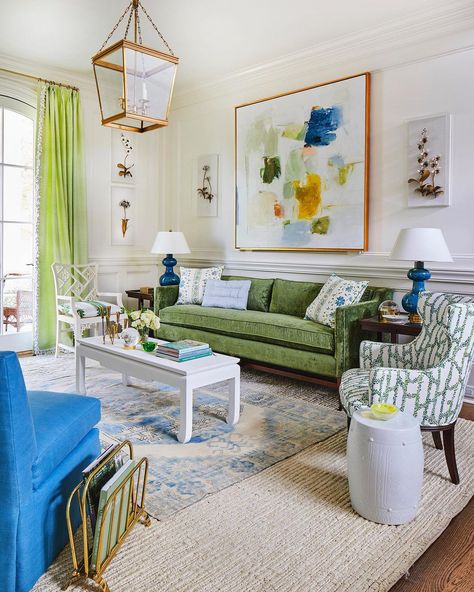 Blue And Green Living Room, Suzanne Kasler, Colorful Living Room, American Interior, Green Living Room, Green Sofa, Design Salon, Living Room Green, Green Decor