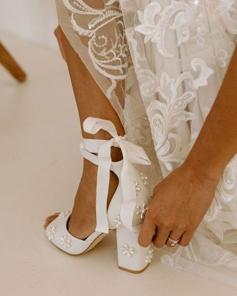 Lace Wedding Sandals, White Wedding Sandals, Wedge Sandals Wedding, White Sandals Wedding, White Block Heel Sandals, White Gladiator Sandals, Fall Wedding Trends, Flat Sandals Wedding, Pearl Wedding Shoes