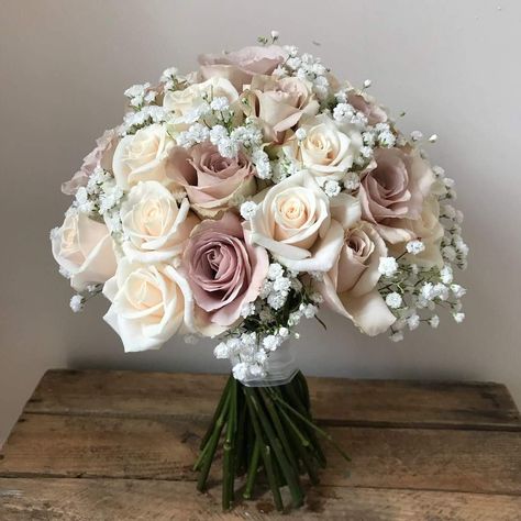 Cream Flower Bouquet, Green Wedding Florals, Bridal Centerpieces, Bridal Bouquet Roses, Taupe Flowers, Bouquet Pastel, Green Wedding Bouquet, Green Wedding Flowers, Dusty Rose Wedding