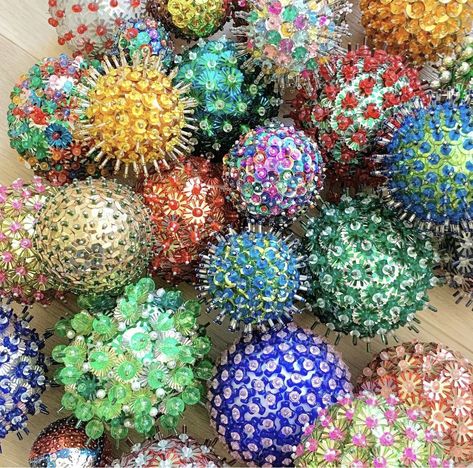 Sequin Ornaments Diy, Christmas Ball Ornaments Diy, Beaded Ornaments Diy, Christmas Jewelry Diy, Sequin Ornaments, Handmade Christmas Crafts, Beaded Christmas Ornaments, Wonderful Time Of The Year, Christmas Ornament Crafts