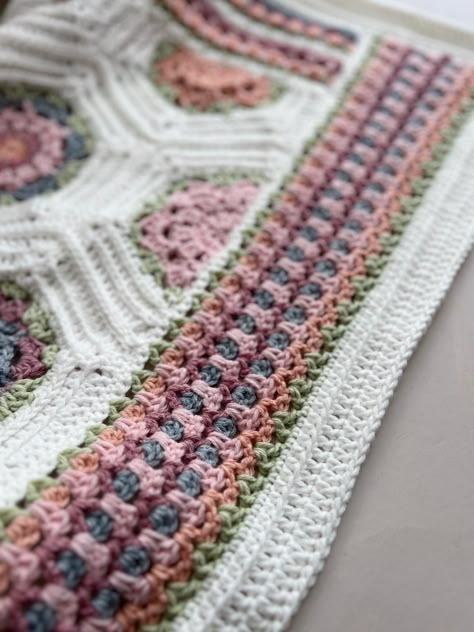 Crochet Border For Hexagon Blanket, Crochet Granny Square Border, Crochet Blanket With Border, Granny Blanket Border, Crochet Flower Border, Blanket Borders Crochet Pattern, Border For Granny Square Blanket, Crochet Blanket Border Ideas, Hexagon Crochet Blanket Pattern