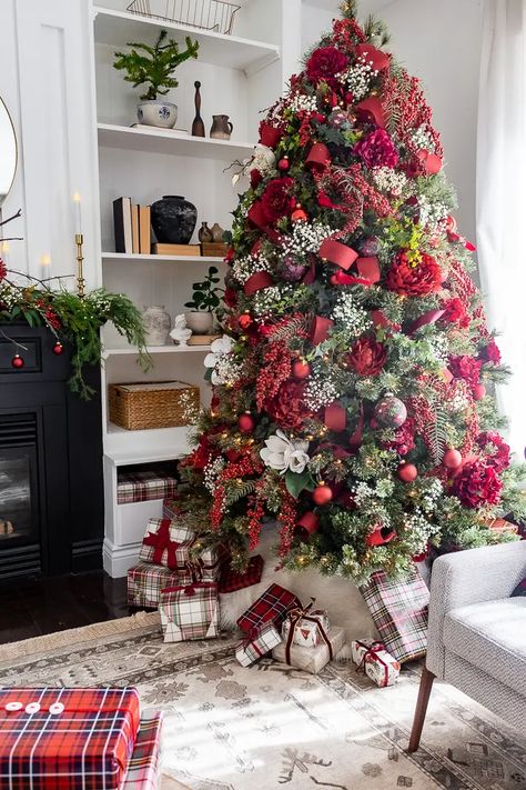 Floral Christmas Tree decorated with flowers, berrys and baubles Red Decorated Christmas Trees, Berry Christmas Tree, Mini Christmas Tree Decorations, Red And White Christmas Tree, Floral Christmas Tree, Christmas Tree Decoration Ideas, Tree Decoration Ideas, Best Christmas Tree, Christmas Tree Red