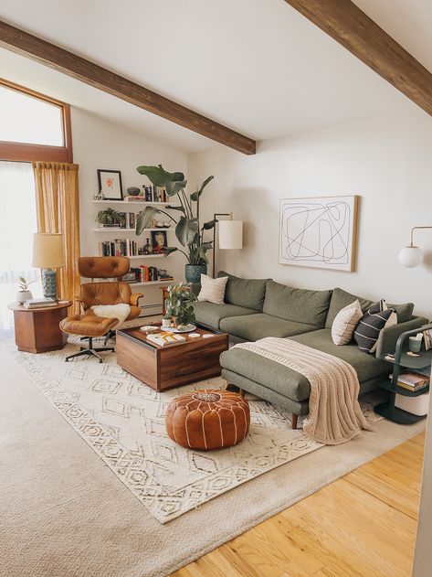 Green Couch Living Room, Earthy Living Room, Brown Living Room, Living Room Green, Apartment Decor Inspiration, Decoration Inspiration, Decor Home Living Room, Apartment Inspiration, Living Room Decor Apartment