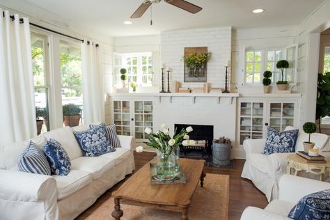 Joanna Gaines Living Room, Bungalow Living Room, Fixer Upper Living Room, Country Living Room Design, French Country Decorating Living Room, French Country Living, Best Living Room Design, Farmhouse Style Living Room, French Country Living Room