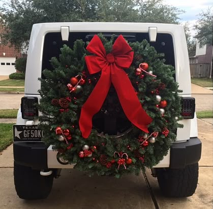 Decorate Jeep For Christmas, Jeep Decorations, Real Christmas Wreaths, Jeep Wrangler Diy, Christmas Jeep, Jeep Decor, Best Outdoor Christmas Decorations, Jeep Christmas, Jeep Wrangler Forum