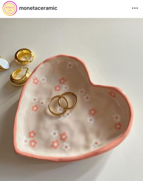 Jewelry Plates Diy, Ring Bowl Painting Ideas, Jewellery Dish Pottery Painting, Ceramic For Boyfriend, Ceramic Heart Bowl, Homemade Jewelry Dish, Pottery Painting Hearts, Heart Bowl Pottery Painting, Jewelry Bowl Painting Ideas