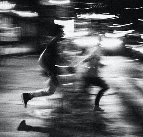 couple, run, and black and white image Klaus Baudelaire, Photography Artistique, Street Art Love, Black And White Couples, Black And White Photo Wall, Arte Grunge, Black And White Picture Wall, Photography Black And White, Black And White Love