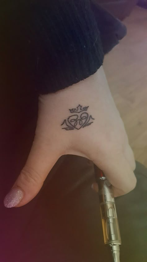 Cladaggah Tattoo, Claughdaugh Ring Tattoo, Claddagh Ring Tattoo, Ireland Tattoo Ideas, Irish Claddagh Tattoo, Bestie Tattoo Ideas, Claddagh Tattoo, Anklet Tattoo, Ireland Tattoo