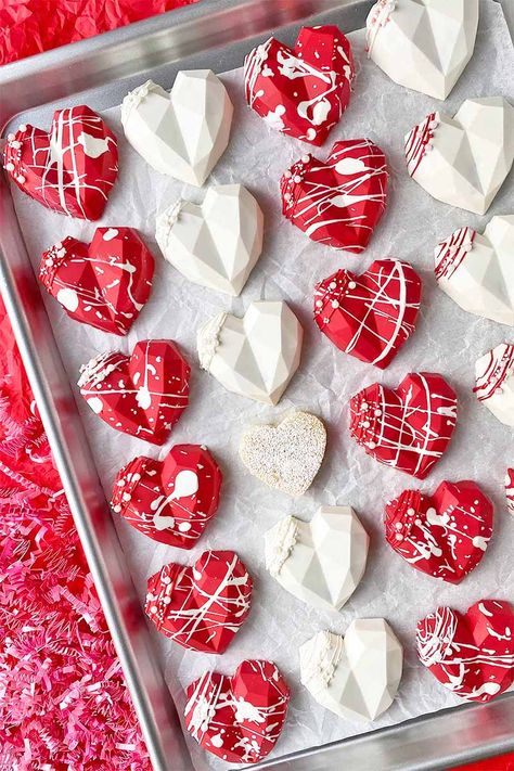 Instead of buying a chocolate box to give to your love on Valentine's Day, why not push past the limits of your own comfort level with a truly homemade dessert? Our einkorn flour mini heart cakes with an edible shell will be the perfect opportunity to show off your creativity! Read more. #einkornflour #cake #foodal Love Chocolate Heart, Heart Cake Pops Valentines Day, Heart Desserts Valentines Day, Chocolates Valentines Day, Valentine's Day Dessert Ideas, Valentine Mini Cakes, Mini Heart Cakes Valentine's Day, Valentine’s Day Dessert Box Ideas, Mini Cake Love