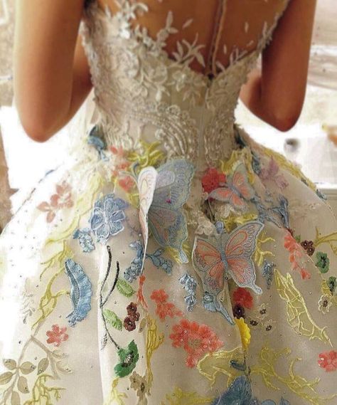 Butterfly Wedding Dress, Dress With Butterflies, Look Hippie Chic, Butterfly Wedding, Butterfly Dress, Dress Designer, Best Wedding Dresses, Wedding Dresses Unique, Beautiful Gowns