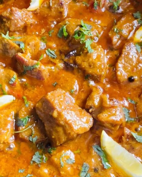 NadiaAquil on Instagram: "🔺Ever tried beef or mutton curry this way ??? 🔺If no then scroll down to see the secret ingredients to get the perfect color & sizzling aroma of the delish curry masala 📣Authentic Pakistani 🥩beef masala curry 🔺Ingredients ✔️Beef / mutton with bones 500 gms I have used beef 🥩 ✔️Onion 1 large sliced ✔️Tomatoes 1 large cut into 4 and then cooked for 5 min and mashed manually over medium flame <u can also use tomato purée or tomato paste 4 tablespoons > ✔️ginger g Beef Masala, Mutton Curry Recipe, Curry Masala, Beef Curry Recipe, Sliced Tomatoes, Mutton Curry, Sliced Onion, Curry Ingredients, Whole Spices