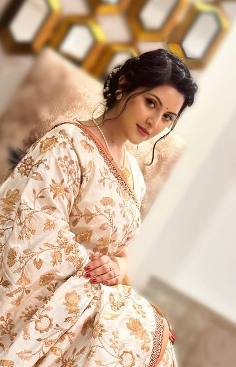 Gold Saree Blouse, Pori Moni, Gold Saree, East Pakistan, Awesome Photography, Beautiful Smile Women, Actress Photos, Beautiful Smile, Saree Blouse