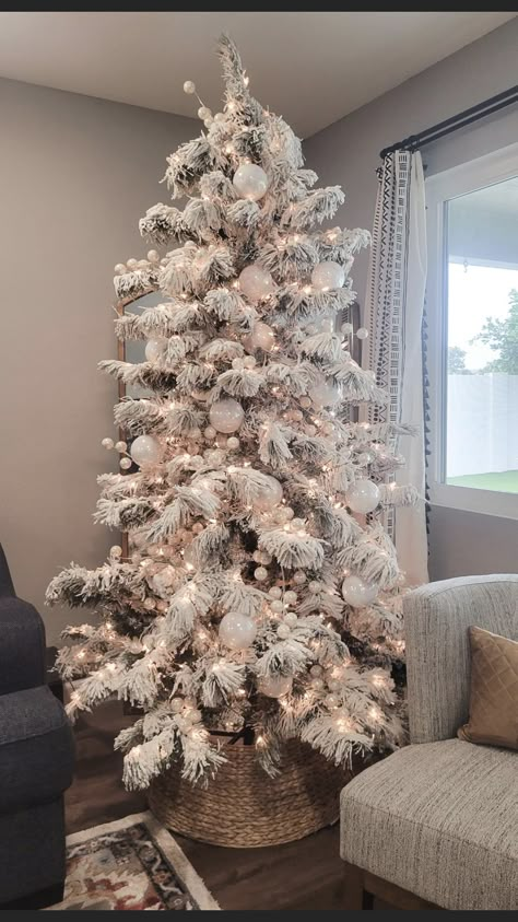 Slim White Christmas Tree, Glamorous Christmas Tree, Christmas Decor Simple, Christmas Decor Projects, Easy Diy Christmas Decor, Flocked Tree, White Christmas Tree Ideas, Minimalist Christmas Decor, Decor Stand