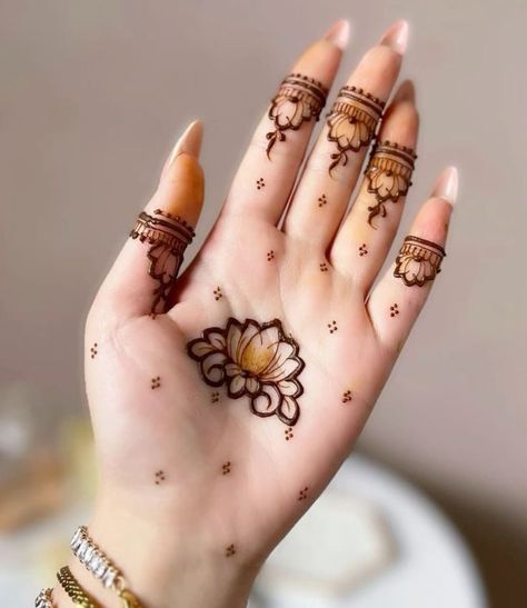 Best Unique Mehndi Designs for Raksha Bandhan This Year Floral Mehndi, Short Mehndi Design, Front Mehndi Design, Palm Mehndi Design, Simple Mehendi Designs, Eid Mehndi Designs, Simple Henna Tattoo, Latest Henna Designs, Modern Mehndi Designs