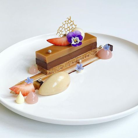 Gourmet Desserts Presentation, Fine Dining Desserts, Gourmet Food Plating, Pastry Design, Dessert Presentation, Dessert Plating, Rose Cream, Gourmet Desserts, Winter Desserts