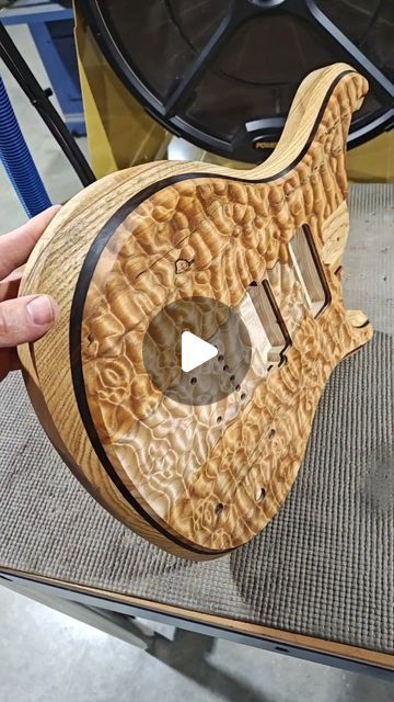 Wood Electric Guitar, Guitar Birdhouse, Dobro Guitar, Build Guitar, Guitar Making Tools, Diy Electric Guitar, Diy Guitar Amp, Luthier Guitar, Rare Guitars