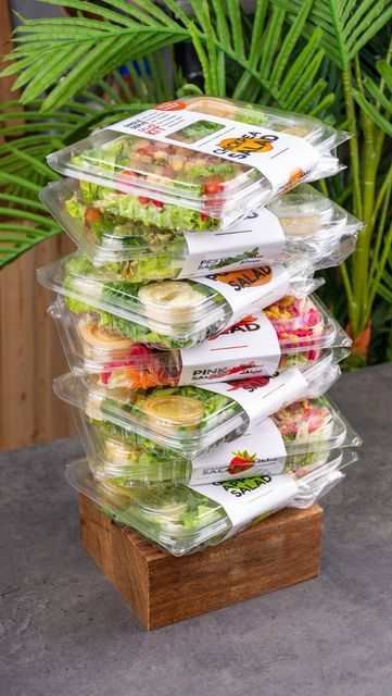 Salad Bar Ideas, Fresh Food Packaging, Food Stand Design, Salad Packaging, Salad Shop, Salad Kit, Healthy Brands, Salad Box, Vegetable Spring Rolls