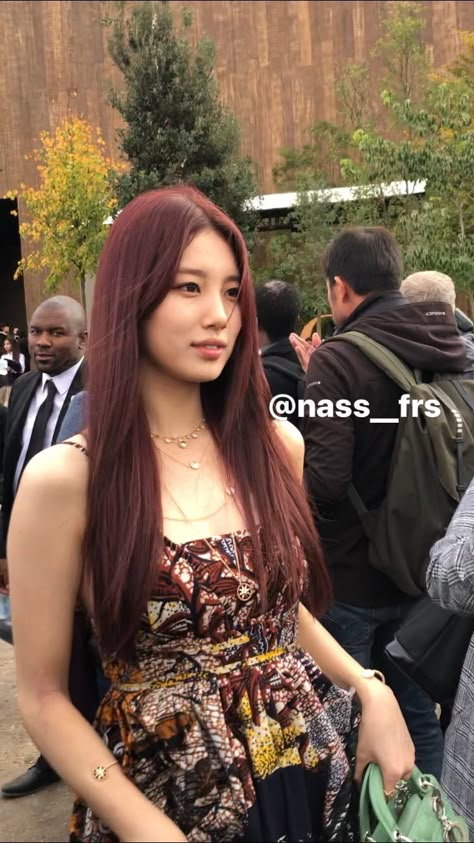 Korean Burgundy Hair, Bae Suzy Red Hair, Suzy Red Hair, Dark Red Hair On Asian, Asian Dark Red Hair, Red Asian Hair, Highlighted Red Hair, Red Hair Asian Girl, Jungkook Hair Color