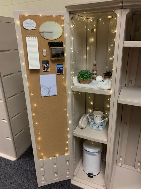 Cute Locker Aesthetic, Locker Inspo School Decorations, Locker Layout Ideas, Minimalist Locker Ideas, Locker Aesthetic Grunge, Locker Ideas Full Length, Full Locker Ideas, Tall Locker Organization, Girly Locker Ideas