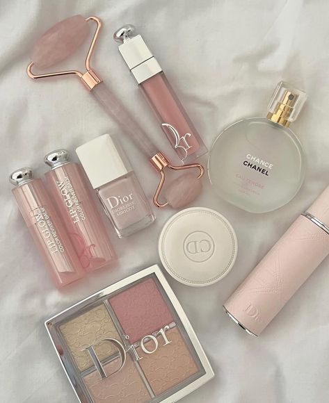 Trucco Glam, Rosa Make-up, Koleksi Makeup, Dior Lip Glow, Makeup Bag Essentials, Smink Inspiration, Favorite Makeup Products, Chanel Beauty, Fancy Makeup